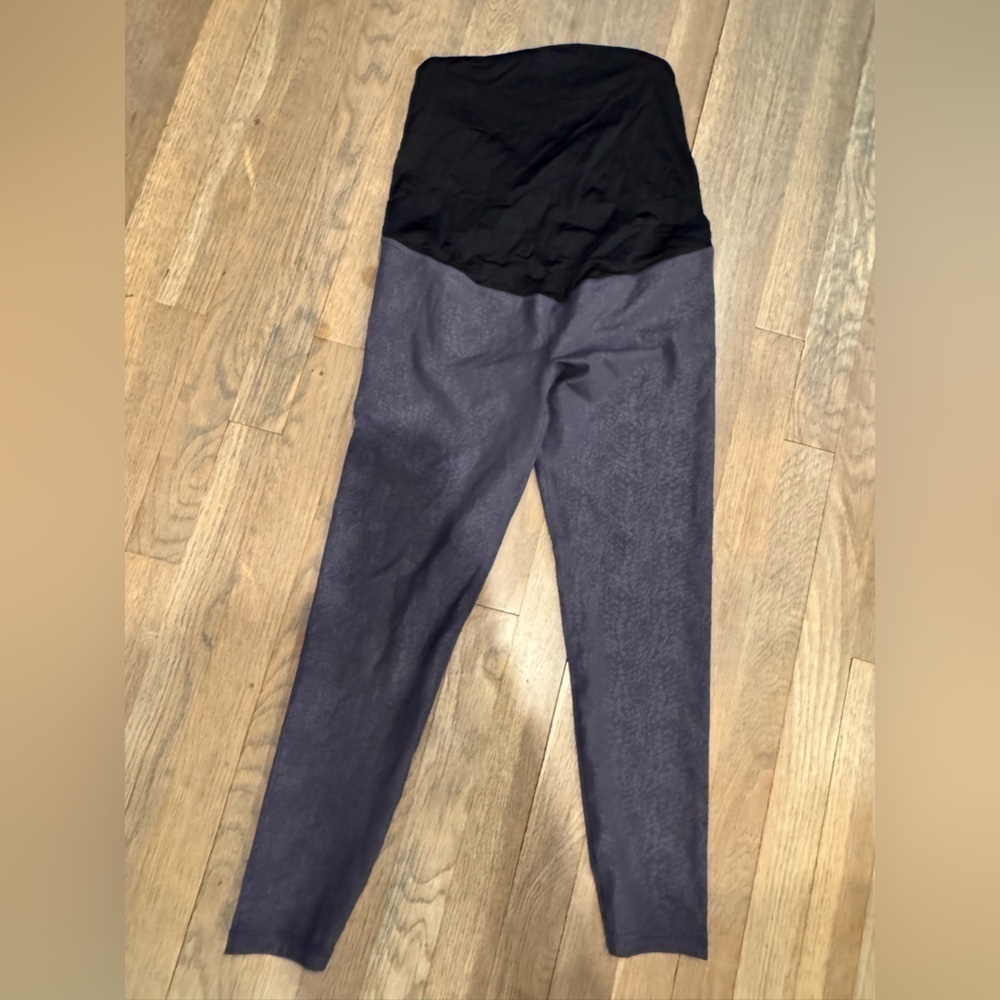 Ingrid & Isabel Maternity Stylish Black and Gray‎ Leggings size medium
